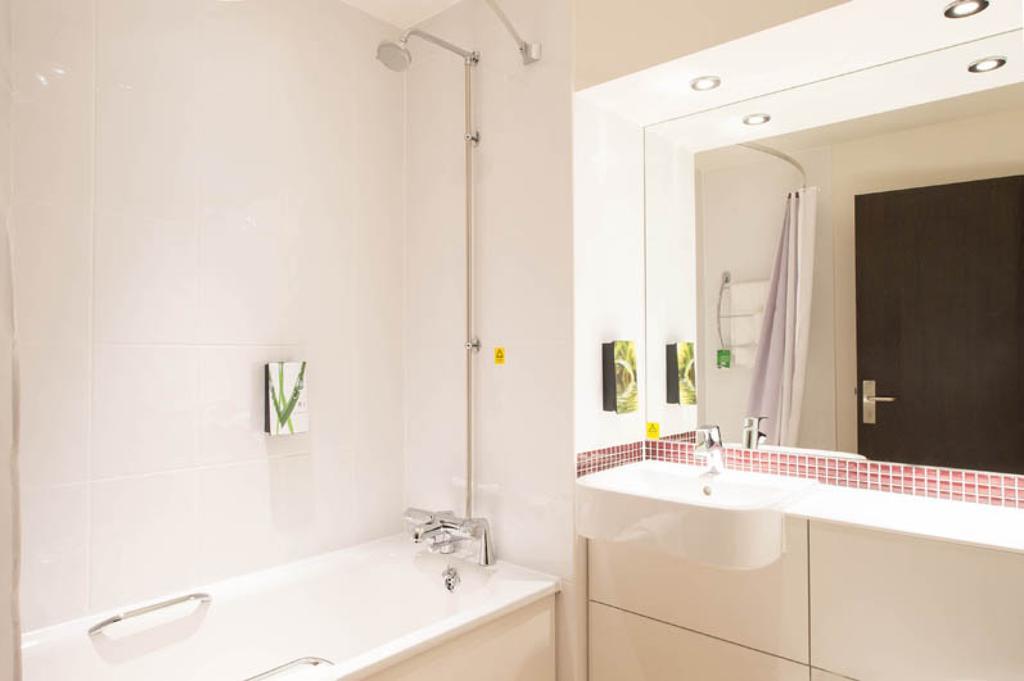 Premier Inn Glasgow East Kilbride - Peel Park Eksteriør bilde
